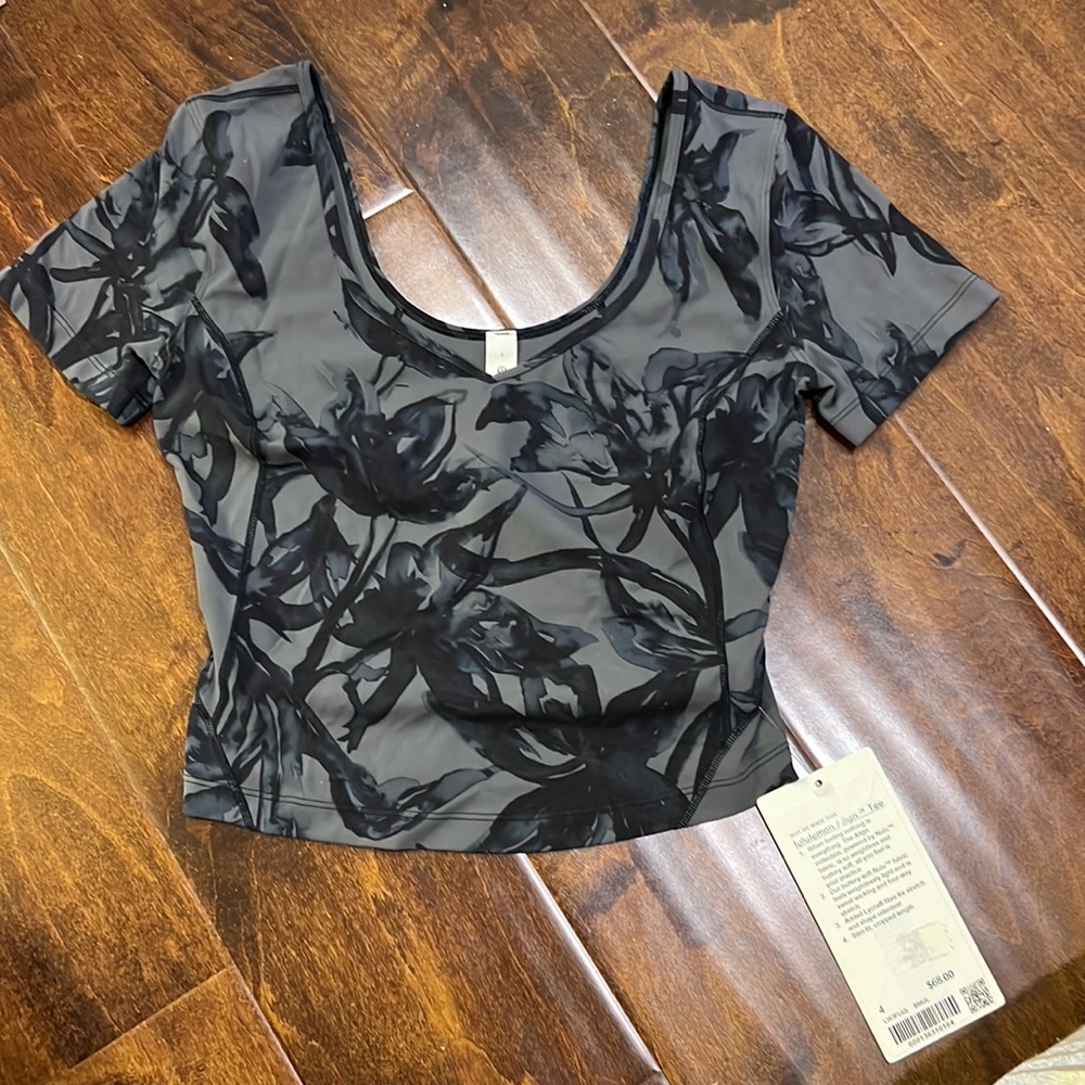Lululemon tee - Picture 5 of 7